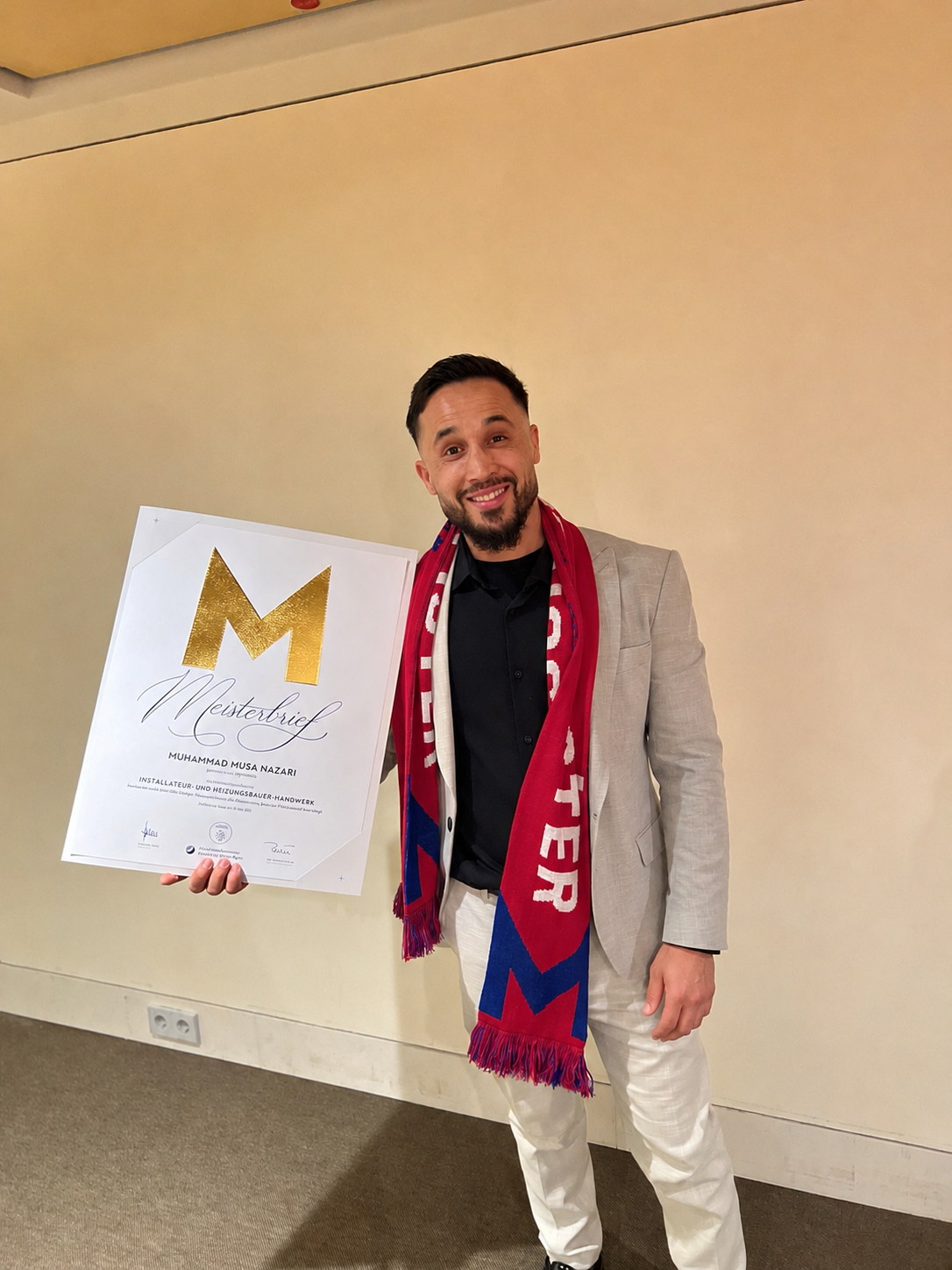 Muhammad Musa Nazari, Inhaber von Nazari SHK, mit seinem Meisterbrief im Installateur- und Heizungsbauer-Handwerk